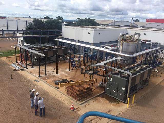 Vista aérea de central de água gelada industrial