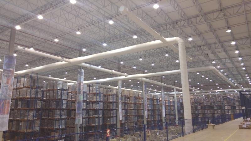 Dutos de ar-condicionado em centro de distribuição